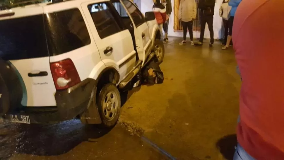 ATRAPADO. Uno de los asaltantes quedó inmovilizado debajo de la camioneta del hombre que fue asesinado.  
