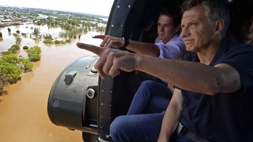 MACRI Y LAS INUNDACIONES. El presidente recorrió zonas afectadas por inundaciones en El Litoral el año pasado. FOTO TOMADA DE LANACION.COM.AR