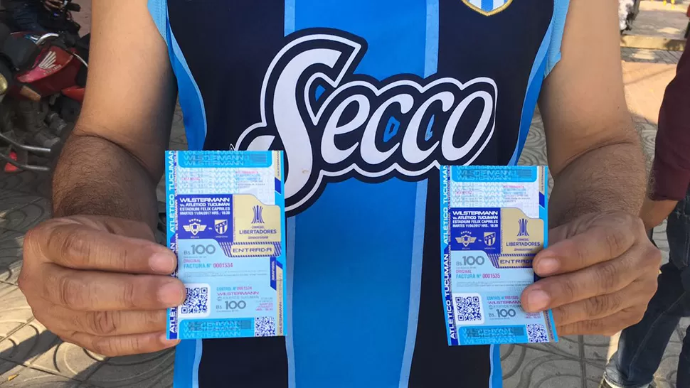 Algunos hinchas ya tienen sus entradas para el partido. LA GACETA/FOTO DE MARTÍN SOTO