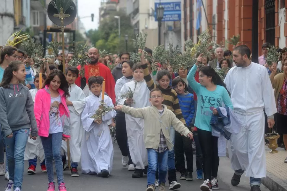 PROCESIÓN DE NIÑOS. Chicos de catequesis de La Merced hicieron su propia manifestación de fe . la gaceta / foto de franco vera 