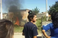 Vecinos indignados prendieron fuego a la vivienda del padrastro de una niña asesinada a golpes