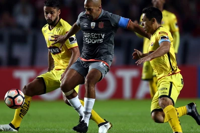 Estudiantes perdió con Barcelona de Ecuador y quedó último