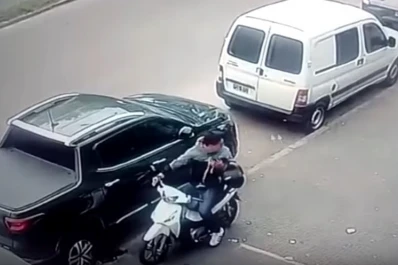 Quedó grabado: rompió el vidrio de una camioneta y robó a plena luz del día