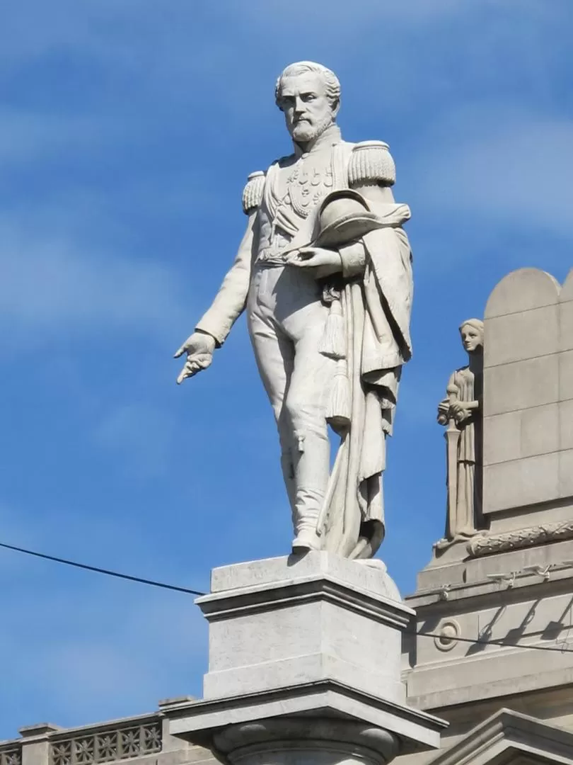 JUAN LAVALLE. Estatua del vencido en Famaillá, erigida en la plaza de su nombre, de Buenos Aires. 
