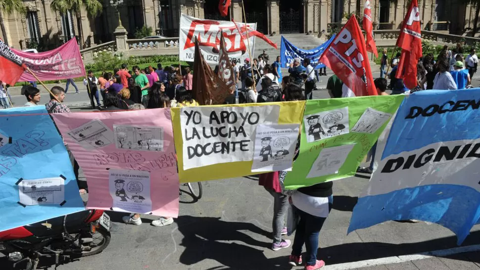 EN LA PLAZA. Los docentes se manifestaron en la plaza Independencia. LA GACETA / FRANCO VERA