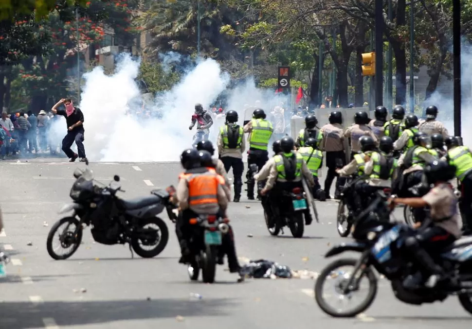 VIOLENCIA. La oposición contó 57 heridos en las protestas de ayer. fotos reuters 