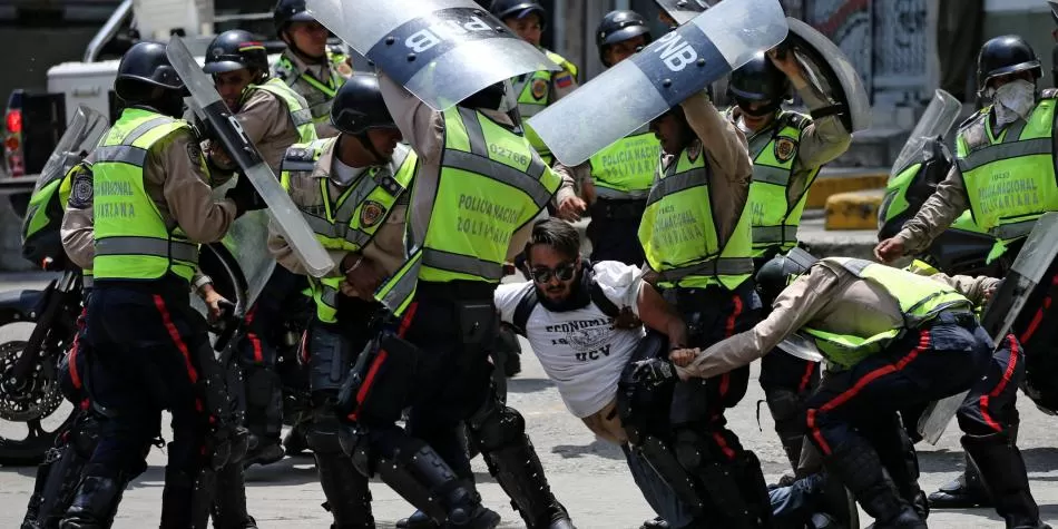 REPRESIÓN DESCONTROLADA. Un manifestante es detenido por las fuerzas de seguridad durante una protesta. Reuters