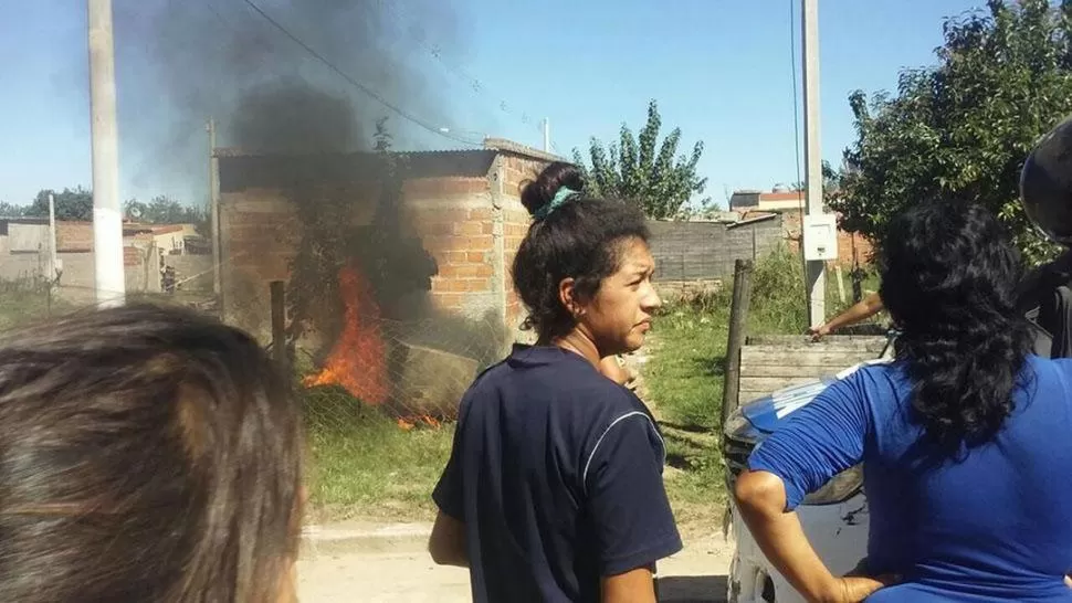 BRONCA. Vecinos del barrio San Martín se presentaron en la casa del acusado y su pareja para quemarla. FOTO ENVIADA A LA GACETA A TRAVÉS DE WHATSAPP 