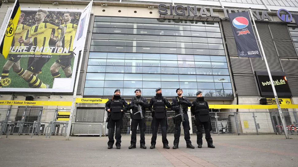 MÁXIMA SEGURIDAD. Policías custodian el estadio del Borussia Dortmund. REUTERS