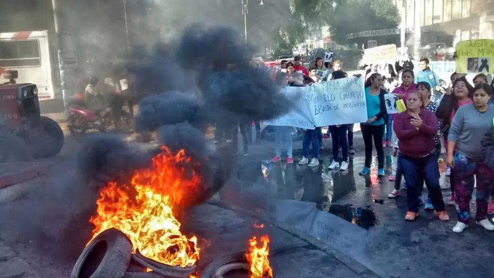 FUEGO. La manifestación frente a la comisaría. FOTO ENVIADA POR WHATSAPP