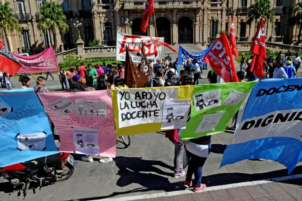 REPUDIO. Ayer los docentes se congregaron en la plaza Independencia.  la gaceta / foto de franco vera