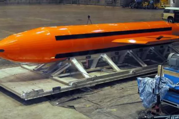 Así funciona MOAB, la poderosa bomba que EEUU lanzó sobre Afganistán