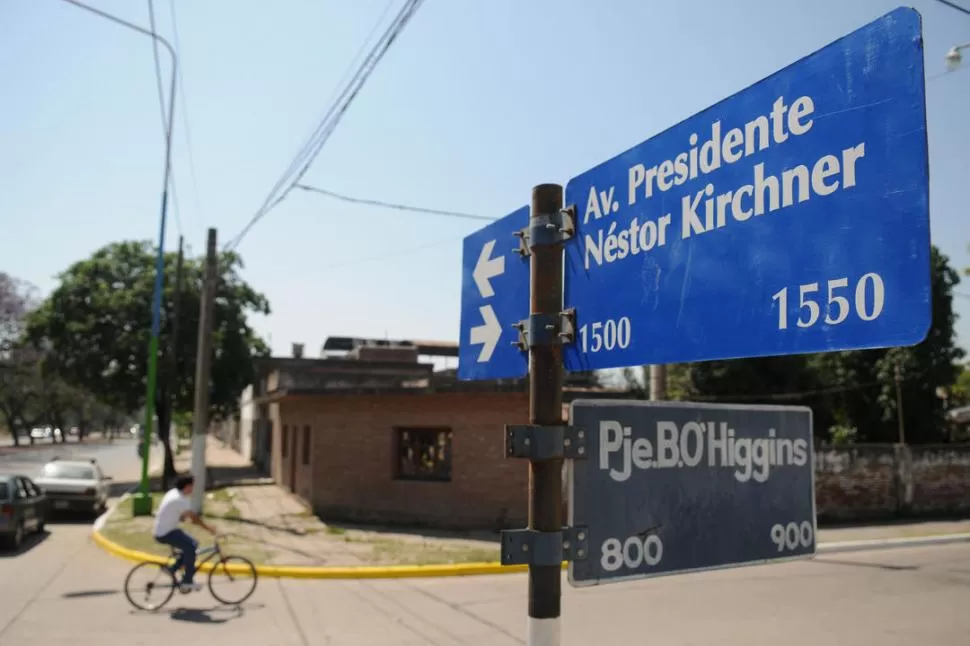 HOMENAJE. A los ocho días de la muerte del ex presidente Kirchner, el entonces intendente Amaya promovió el cambio de nombre de la avenida Roca la gaceta / foto de juan pablo sánchez noli (archivo)