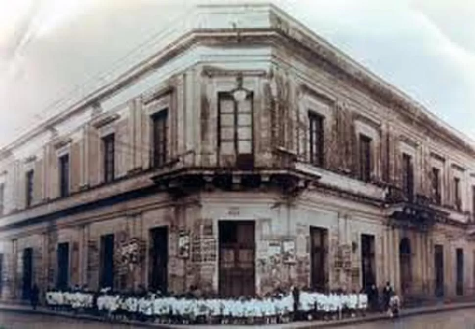 ESCUELA NORMAL DE TUCUMÁN. Aspecto de su viejo edificio, que sería reemplazado por el actual, en Mendoza y Muñecas. 