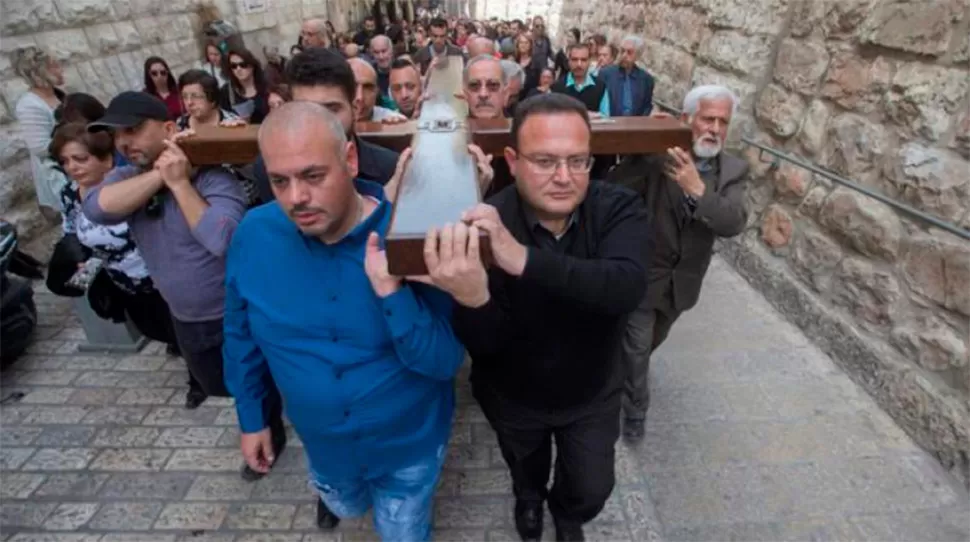 PROCESIÓN 2016. Los fieles recorrieron las estaciones en Jerusalén. FOTO TOMADA DE LOSTIEMPOS.COM