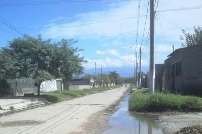 La pérdida de líquidos cloacales en el barrio San Nicolás afecta la calidad de vida del vecindario