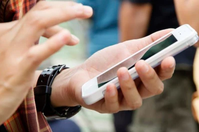 Acusan a un profesor de intercambiar fotos eróticas con una alumna