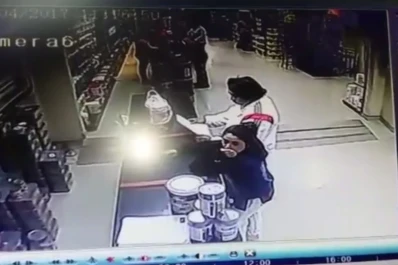 Video: robaron un celular en una pinturería y quedaron grabados