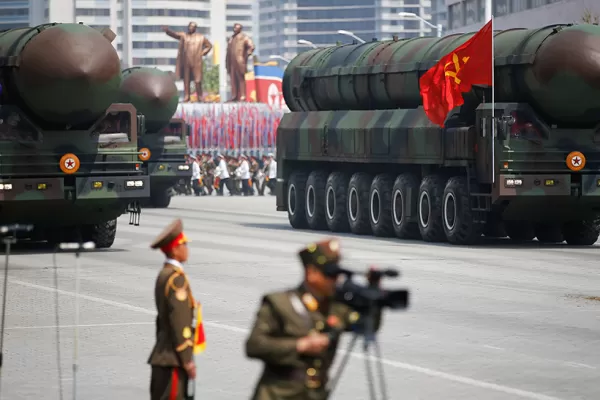Corea del Norte exhibió por primera vez un misil de largo alcance