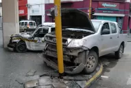 Una camioneta y un taxi chocaron en el microcentro: hay tres heridos