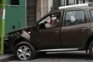 Perdió el control de su camioneta y chocó contra un poste