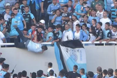 Video: así tiraron al hincha de Belgrano desde la tribuna