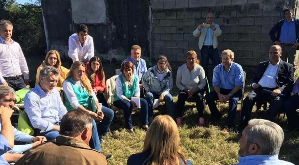 EN MONTEAGUDO. Macri visitó la semana pasada el sur tucumano y se reunió con vecinos. Cano se sentó al lado del presidente y Manzur se ubicó alejado. 