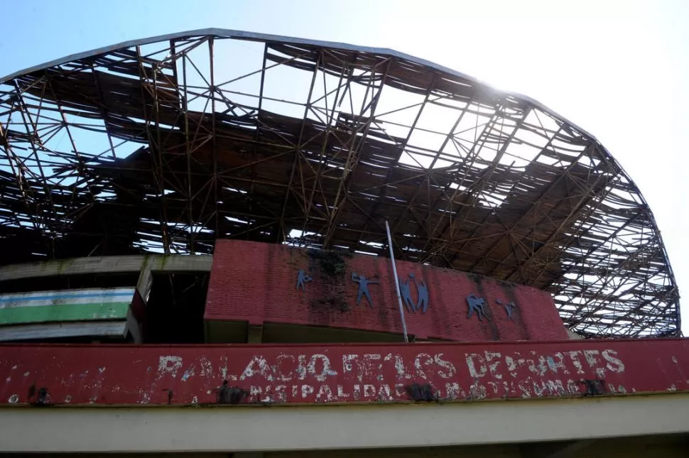 DEPLORABLE Lo que fue un techo construido con pino de Brasil terminó siendo destruido por el desmantelamiento al que fue sometido el edificio descuidado en distintas gestiones. la gaceta / fotos de franco vera