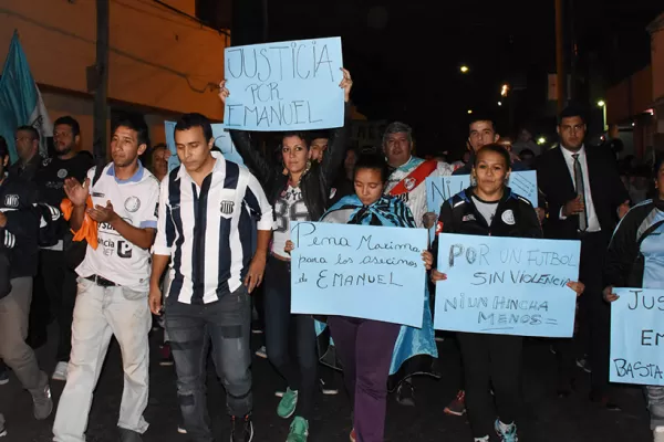 Los hinchas de Belgrano y Talleres marcharon para pedir justicia por la muerte de Balbo