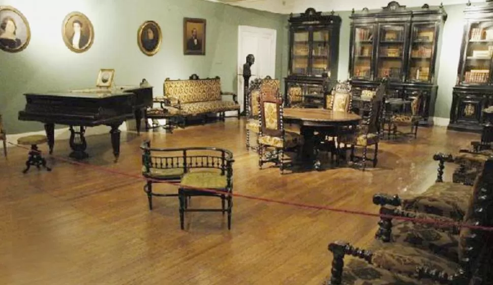 MUEBLES DE AVELLANEDA. Se conservan actualmente en el Museo “Domingo Faustino Sarmiento”, de Belgrano. 