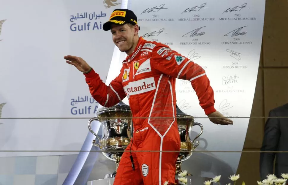 PASITO DE BAILE. Sebastian Vettel tiene motivos para dar rienda suelta a su alegría: superó a sus rivales de Mercedes. reuters