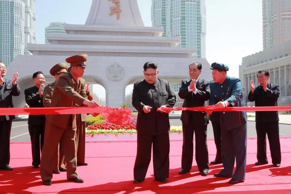 CEREMONIAS. El líder norcoreano Kim Jong Un inauguró obras y presenció el desfile militar, en el centro de la capital de su país, Pyongyang. reuters
