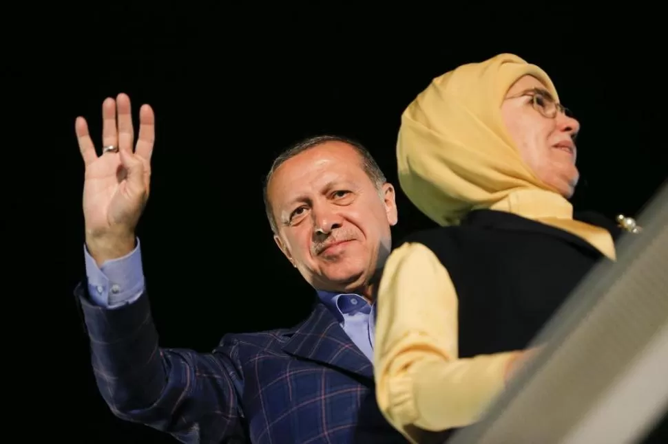 EN ESTAMBUL. Erdogan y su esposa Emine sonrien tras el triunfo electoral. reuters