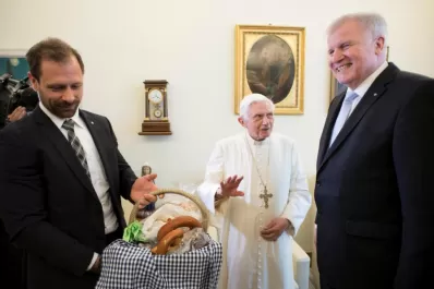 En su cumpleaños, Benedicto XVI recibió libros y cartas