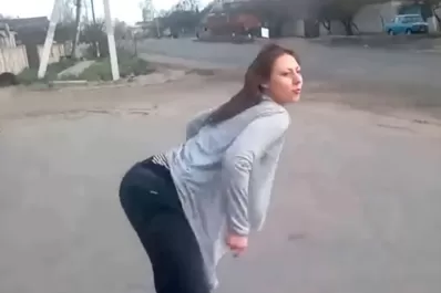 Una joven bailó twerking al lado de la ruta y provocó un terrible accidente