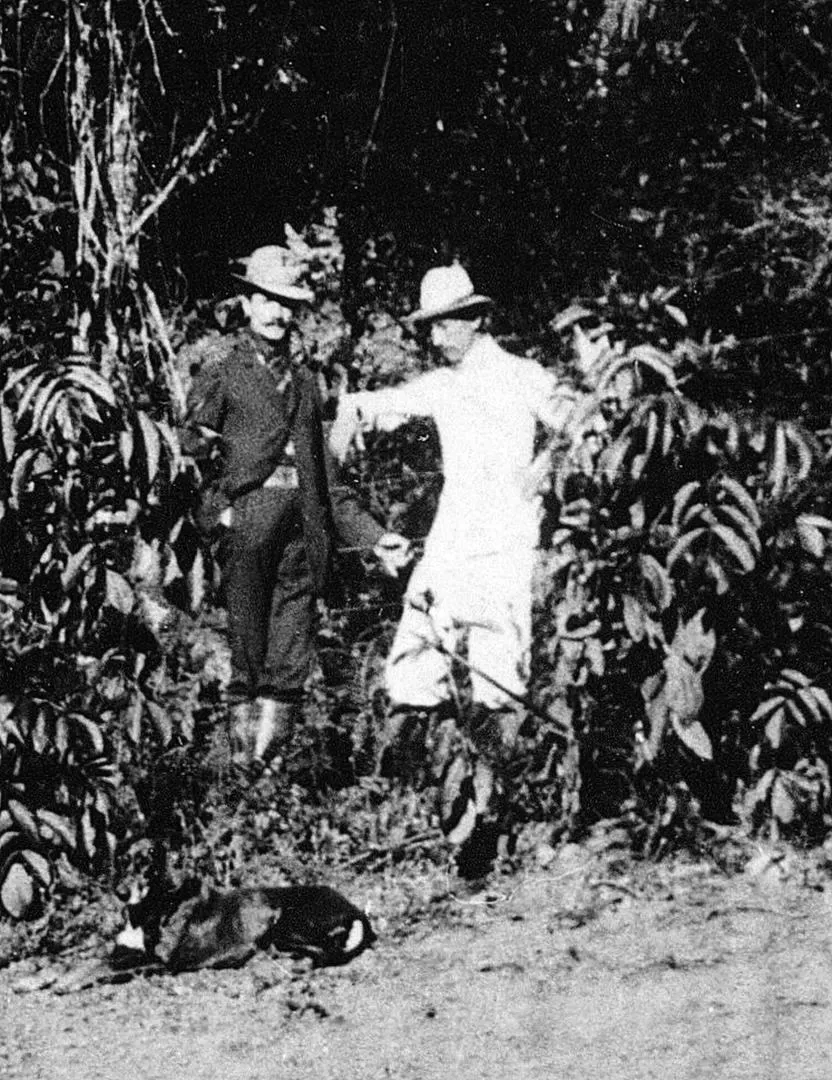 EL DOCTOR JUAN HELLER. Debajo de un árbol, a la izquierda, en compañía de su cuñado, el doctor León Rougés. 