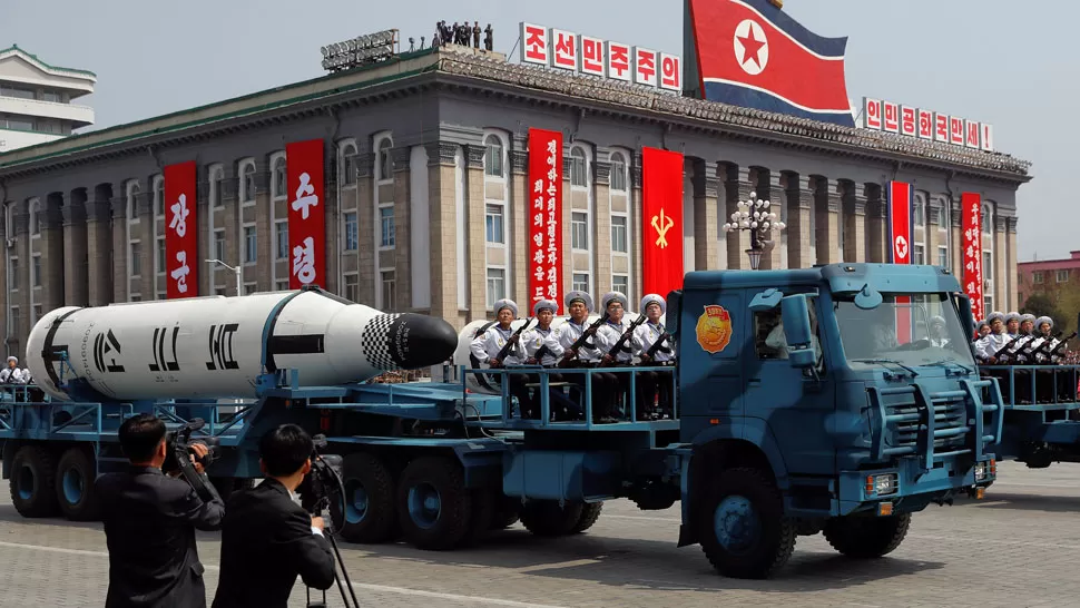 DESFILE. Uno de los misiles que fue mostrado en el último desfile militar realizado en Corea del Norte. REUTERS