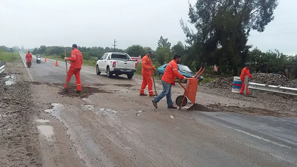 REPARACIONES. Personal de Vialidad arregla uno de los caminos afectados por las lluvias. FOTO TOMADA DE COMUNICACIÓN TUCUMAN