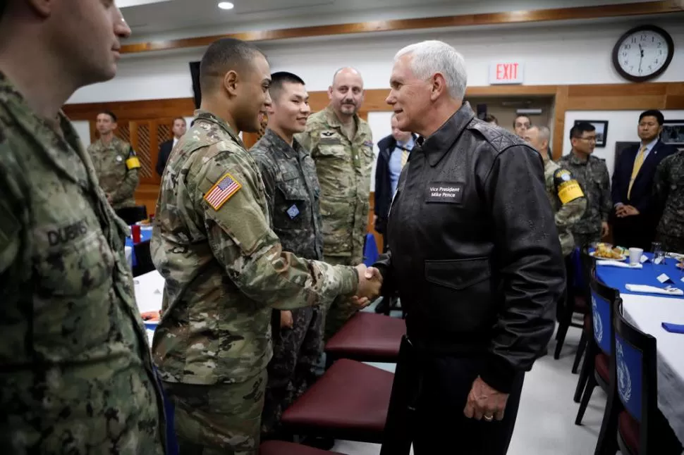 EN PAJU. Pence saluda a soldados estadounidenses y surcoreanos. fotos de reuters