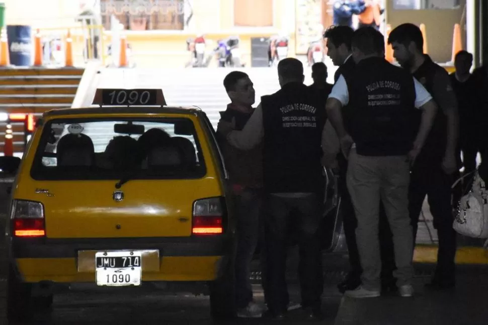 LLEGÓ EN TAXI. Gómez, que era buscado por la justicia de Córdoba, se entregó a las fuerzas de seguridad ayer por la tarde. TELAM