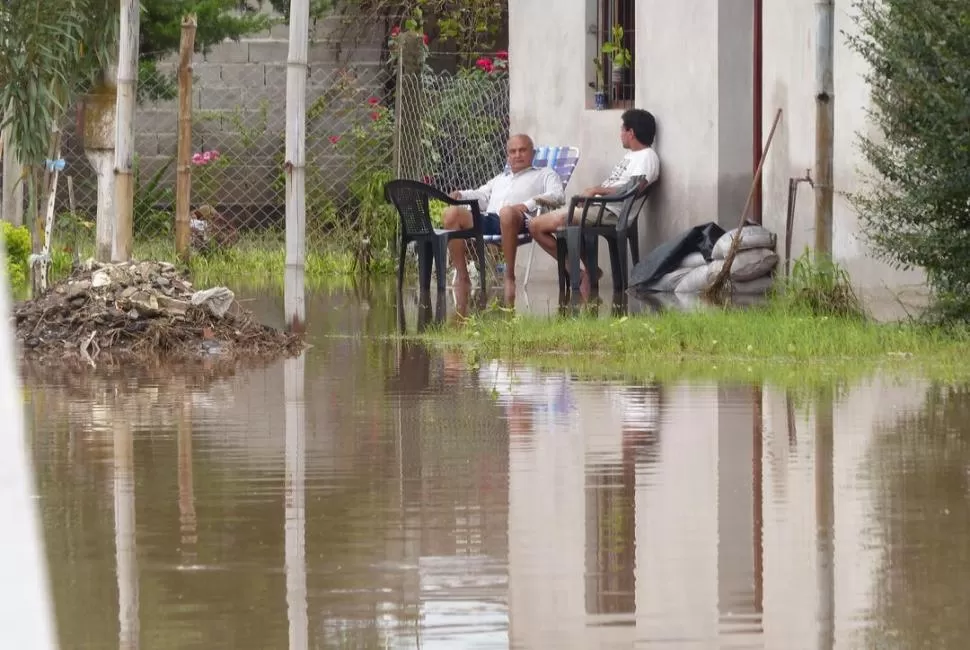 RÍOS EN VEZ DE CALLES. Los vecinos de Graneros sufrieron otra vez las inundaciones este año por las crecidas. la gaceta / foto de osvaldo ripoll (archivo)