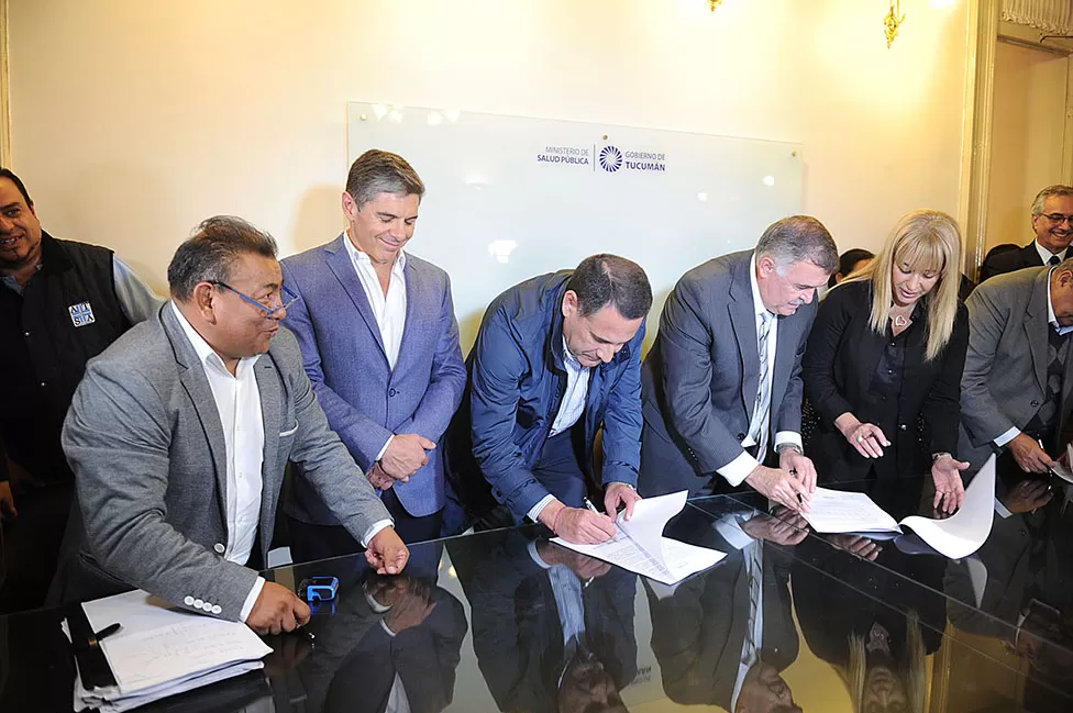 Firman el acuerdo, entre otros, la ministra de Salud Rossana Chahla y el vicegobernador Osvaldo Jaldo. FOTO HUMBERTO VILLAGRA.