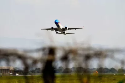 Aeropuerto cerrado: en Mendoza, Nación se hizo cargo de los pasajeros; en Tucumán no se sabe