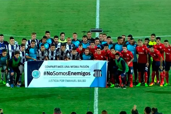 Los jugadores de Talleres salieron acompañados por los de Belgrano para pedir justicia por Balbo