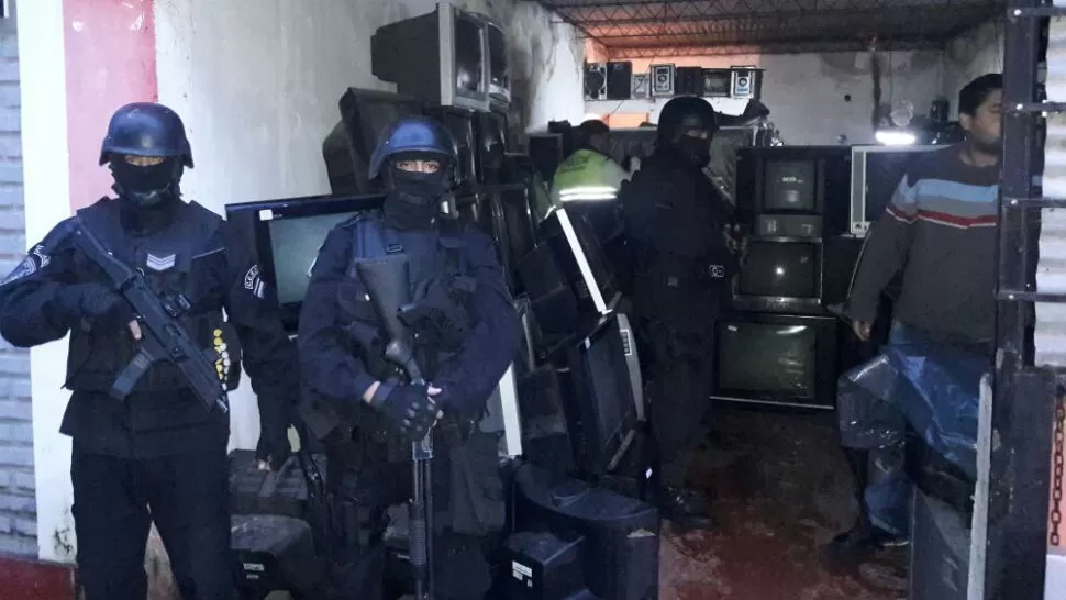OPERATIVO. Durante la madrugada, personal de la Brigada de Investigaciones Sur realizó siete allanamientos en Alberdi y Lules. 