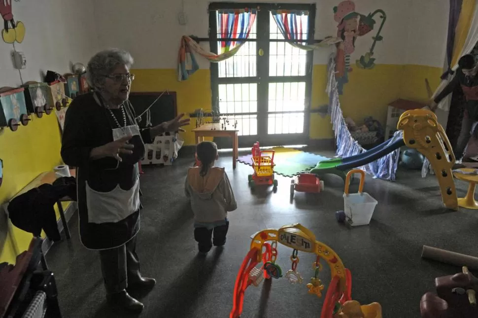 EN EL JARDÍN. Rivero muestra las cosas que faltan en la sala de los niños. la gaceta / foto de franco vera