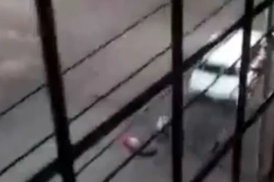 Dramático robo a una maestra: le quitan el auto, aceleran y la tiran a la calle