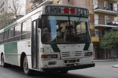 Hinchas de San Martín apuñalaron a un joven en un colectivo para robarle el celular