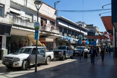 Se estacionaron vehículos en la peatonal porque suspendieron una feria gourmet