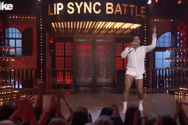 Video: a los Tom Cruise, Ricky Martin cantó en ropa interior